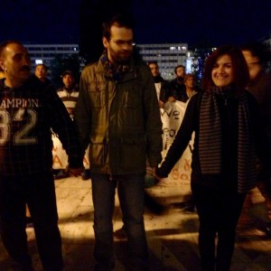Ανθρώπινες αλυσίδες έκαναν το βράδυ του Σαββάτου οι διαδηλωτές για να προστατεύσουν τους Σύρους πρόσφυγες 