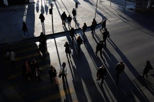Pedestrians cross the Egnatia Street in Thessaloniki, Greece on January 15, 2015. / Πεζοί διασχίζουν την οδό Εγνατία στην Θεσσαλονίκη στις 15 Ιανουαρίου 2015.