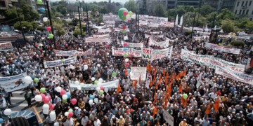 Η κοινωνική λάβα θα κάψει τη συγκυβέρνηση