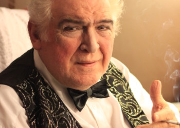 Κώστας Καζάκος: Αν δουλέψεις με τους όρους του συστήματος θα το υπηρετήσεις