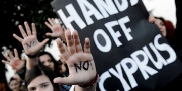 Πολιτικό σεισμό προκάλεσε η Κύπρος