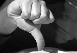 Δεν πέφτουν μόνοι τους!