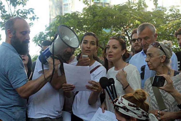 Ένας σουλτάνος στη διαδήλωση