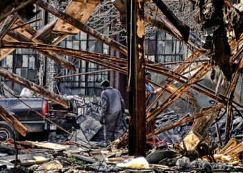 Ντιτρόιτ-Αθήνα, λεηλασία παράλληλη