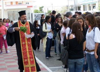 Με χιλιάδες κενά ξεκινούν τα σχολεία