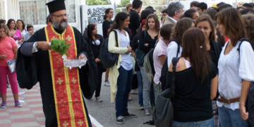 Με χιλιάδες κενά ξεκινούν τα σχολεία