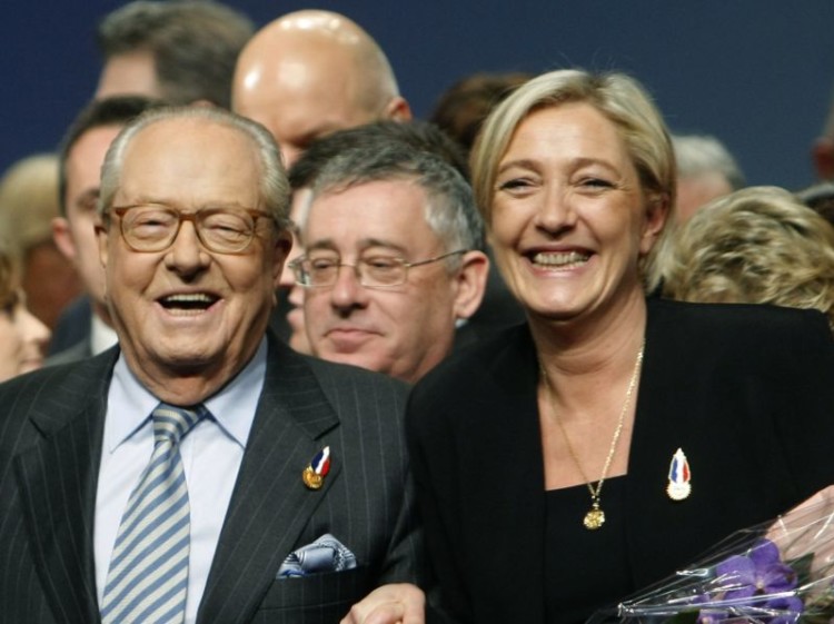 Ο Ολάντ δίνει την εξουσία στην ακροδεξιά