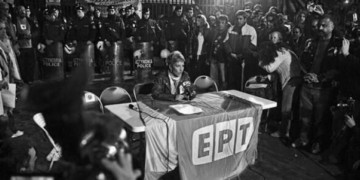 Το µαύρο ταιριάζει  στην άθλια συγκυβέρνηση  που κυβερνά µε τα ΜΑΤ