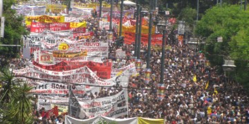 Θέμα: Με την επανάσταση, όχι την ατομική βία