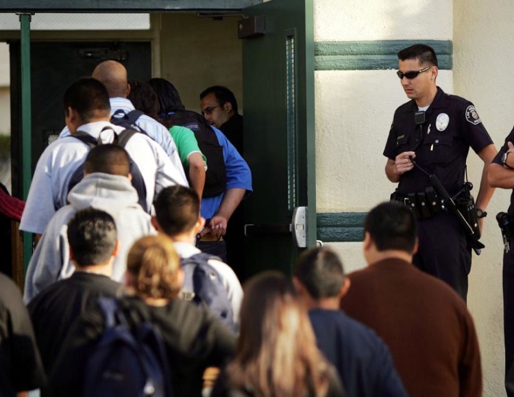 Τα σχολεία τώρα «συγχωνεύονται» με τα… αστυνομικά τμήματα