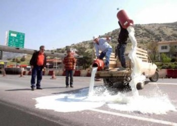 «Ταχυδακτυλουργίες» με το γάλα υπέρ πολυεθνικών