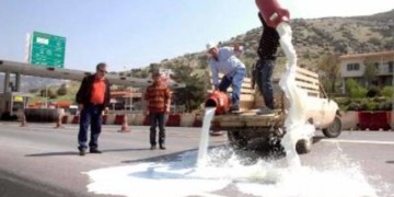 «Ταχυδακτυλουργίες» με το γάλα υπέρ πολυεθνικών