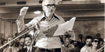 ΠΑΣΟΚ: Από την 3η Σεπτέμβρη στο σημερινό «παιχνίδι του στέμματος»