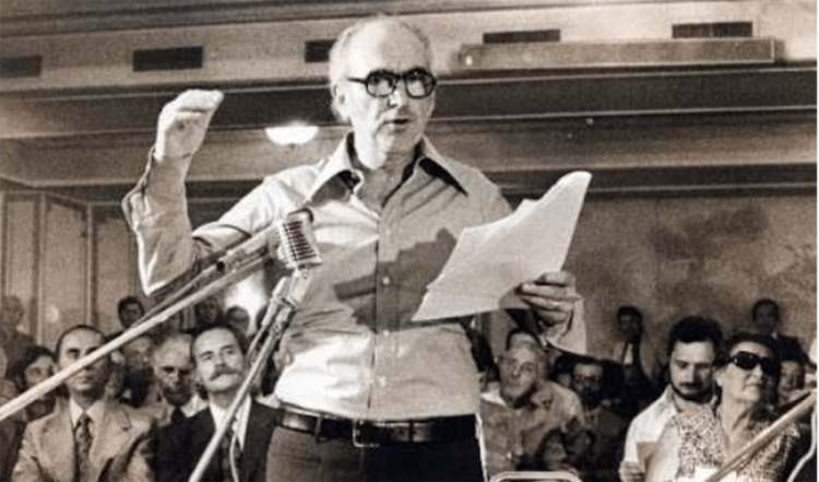 ΠΑΣΟΚ: Από την 3η Σεπτέμβρη στο σημερινό «παιχνίδι του στέμματος»