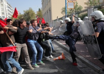 Θέλουν να βάλουν τη νεολαία στο γύψο