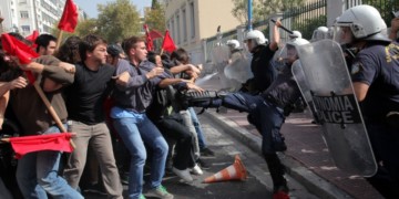 Θέλουν να βάλουν τη νεολαία στο γύψο