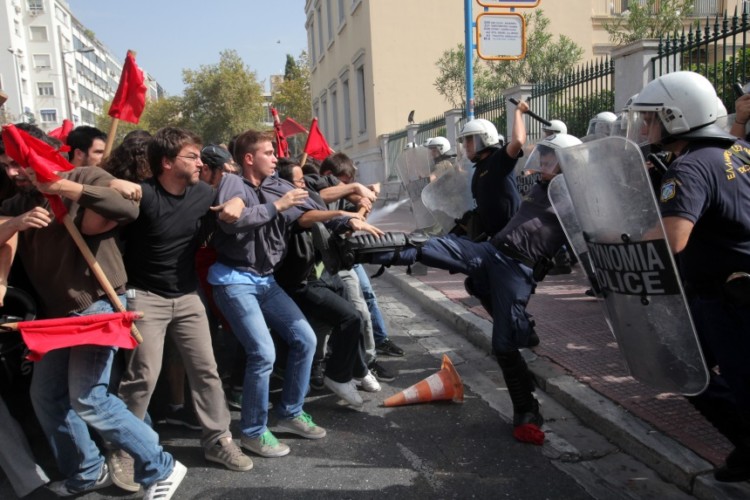 Θέλουν να βάλουν τη νεολαία στο γύψο