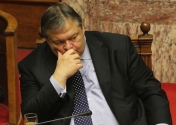Βαθαίνει η κρίση, εντείνεται η αποσύνθεση σε ένα διχασμένο κόμμα