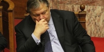 Βαθαίνει η κρίση, εντείνεται η αποσύνθεση σε ένα διχασμένο κόμμα