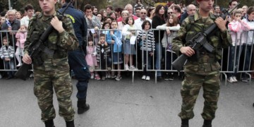 Παρελαύνουμε, ρε!