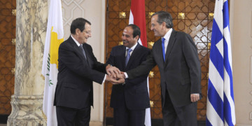 Εξωτερική πολιτική παρέα με πρόθυμους και δικτάτορες…