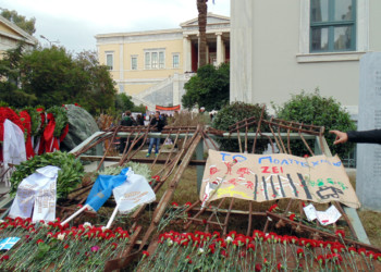 Λαός και νεολαία μαζικά στους δρόμους