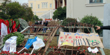 Λαός και νεολαία μαζικά στους δρόμους