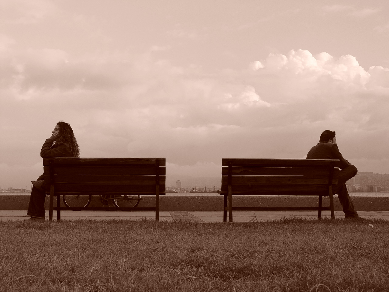 Печаль на двоих. Одинокий человек на скамейке. Человек на скамейке спиной. Пара на скамейке. Одиночество расставание.