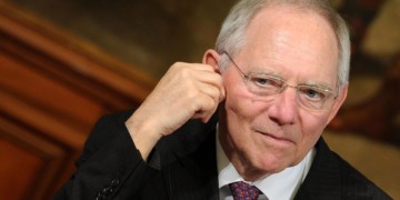 Ο Σόιμπλε γλεντάει το θρίαμβό του επί του Τσίπρα