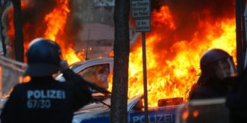 Μολότοφ υπό την… γαλανόλευκον!