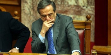 Κολλημένος στην καρέκλα!