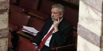 Ξυπόλητη στ’ αγκάθια η κυβέρνηση…