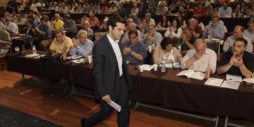 Εσωκομματική διαπραγμάτευση ενώ η βάση «βράζει»