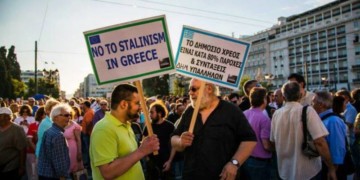 Κατσαρόλες και σφυρίχτρες