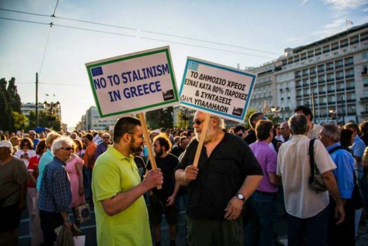 Κατσαρόλες και σφυρίχτρες