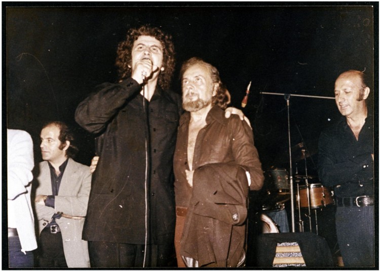 Δύο συναυλίες, δύο συνθήματα