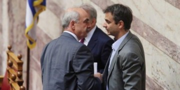 Κούρσα μηχανισμών στο γαλάζιο παιχνίδι του στέμματος