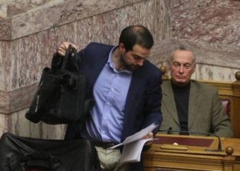 Τρίζει το «αριστερό μνημόνιο» μετά τις διαγραφές και τις παραιτήσεις