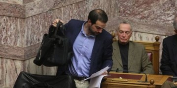 Τρίζει το «αριστερό μνημόνιο» μετά τις διαγραφές και τις παραιτήσεις