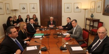 Το μνημόνιο τους έφερε στο ίδιο τραπέζι…