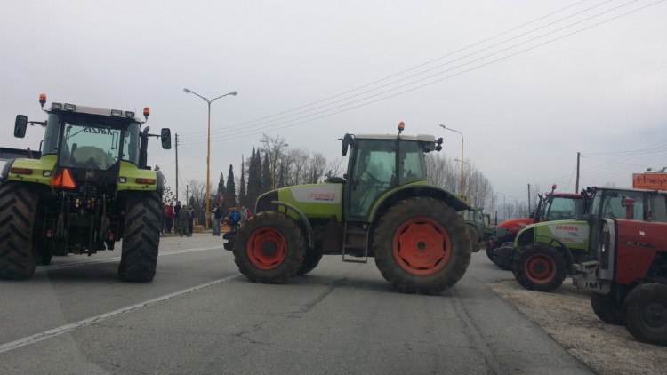 Μπλόκα αντιθέσεων και αγώνα σε όλη τη χώρα