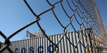 Το Δημόσιο πληρώνει την Κόσκο για να αγοράσει τον ΟΛΠ