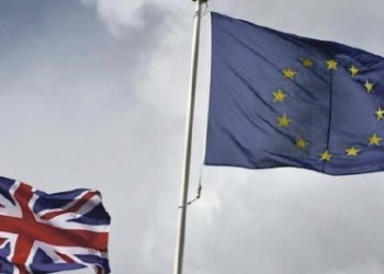 Με τρύπιες σημαίες ο Κάμερον στη μάχη με τις Βρυξέλλες