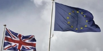 Με τρύπιες σημαίες ο Κάμερον στη μάχη με τις Βρυξέλλες