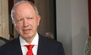 “Μας πολεμά η διαπλοκή…”, η ανατομία ενός κλισέ