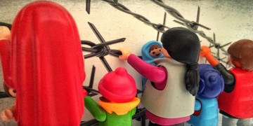 Οι πρόσφυγες αγωνίζοναι, τα ΜΑΤ τούς σταματούν