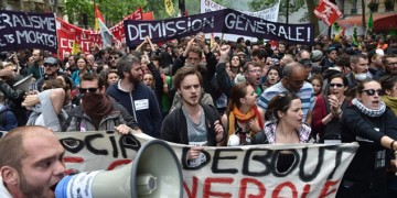 Οι Γάλλοι απεργοί αψηφούν τρόμο και απειλές