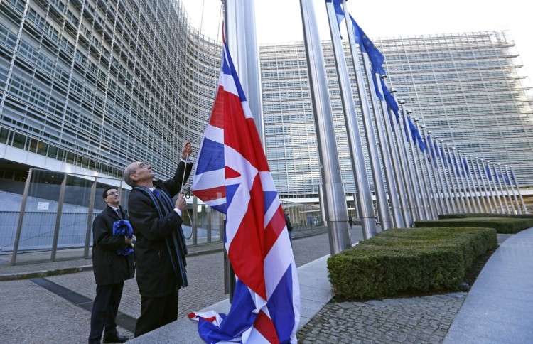 Οι άνεργοι ψήφισαν έξω, οι πλούσιοι μέσα