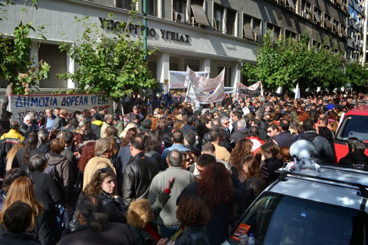 Οι υγειονομικοί στον αγώνα για δωρεάν δημόσια περίθαλψη