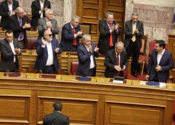 Η κυβέρνηση δεν παραιτείται, μαζί με το ευρωμνημόνιο ανατρέπεται!
